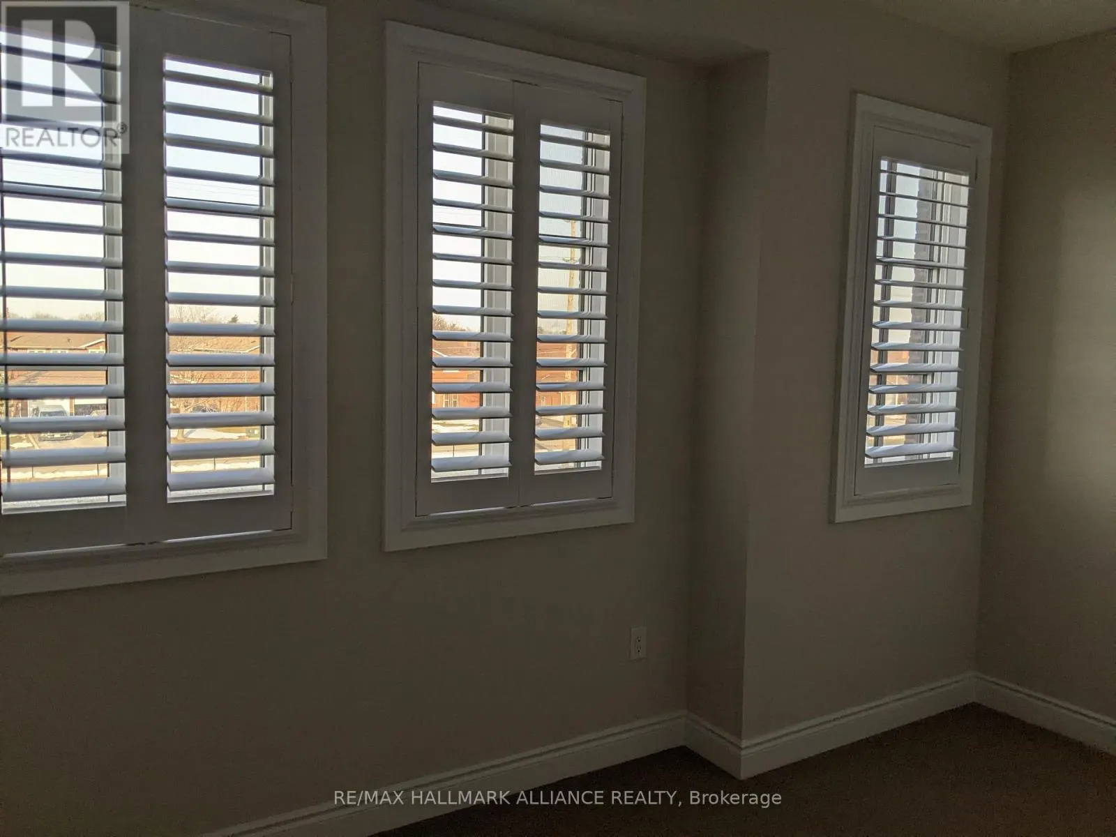 27 - 2184 TRAFALGAR ROAD