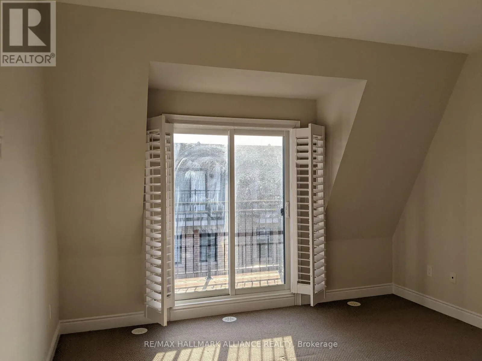 27 - 2184 TRAFALGAR ROAD