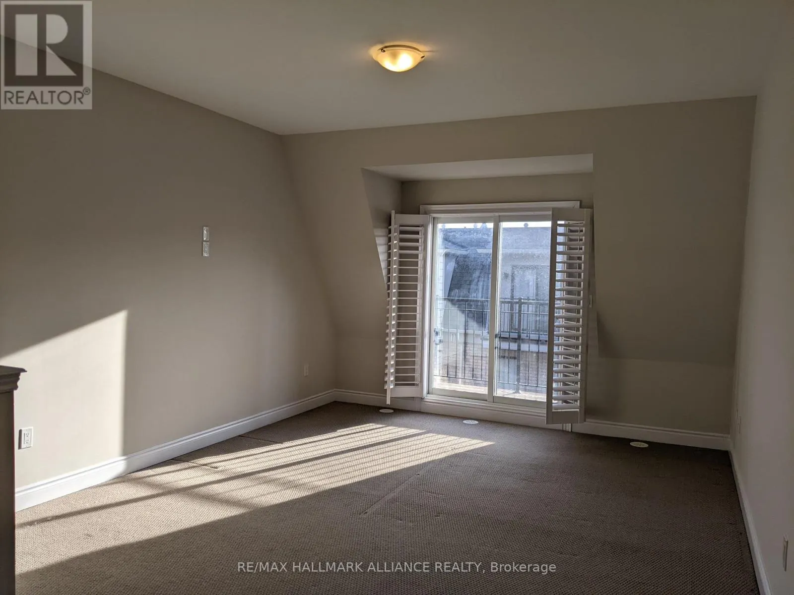 27 - 2184 TRAFALGAR ROAD