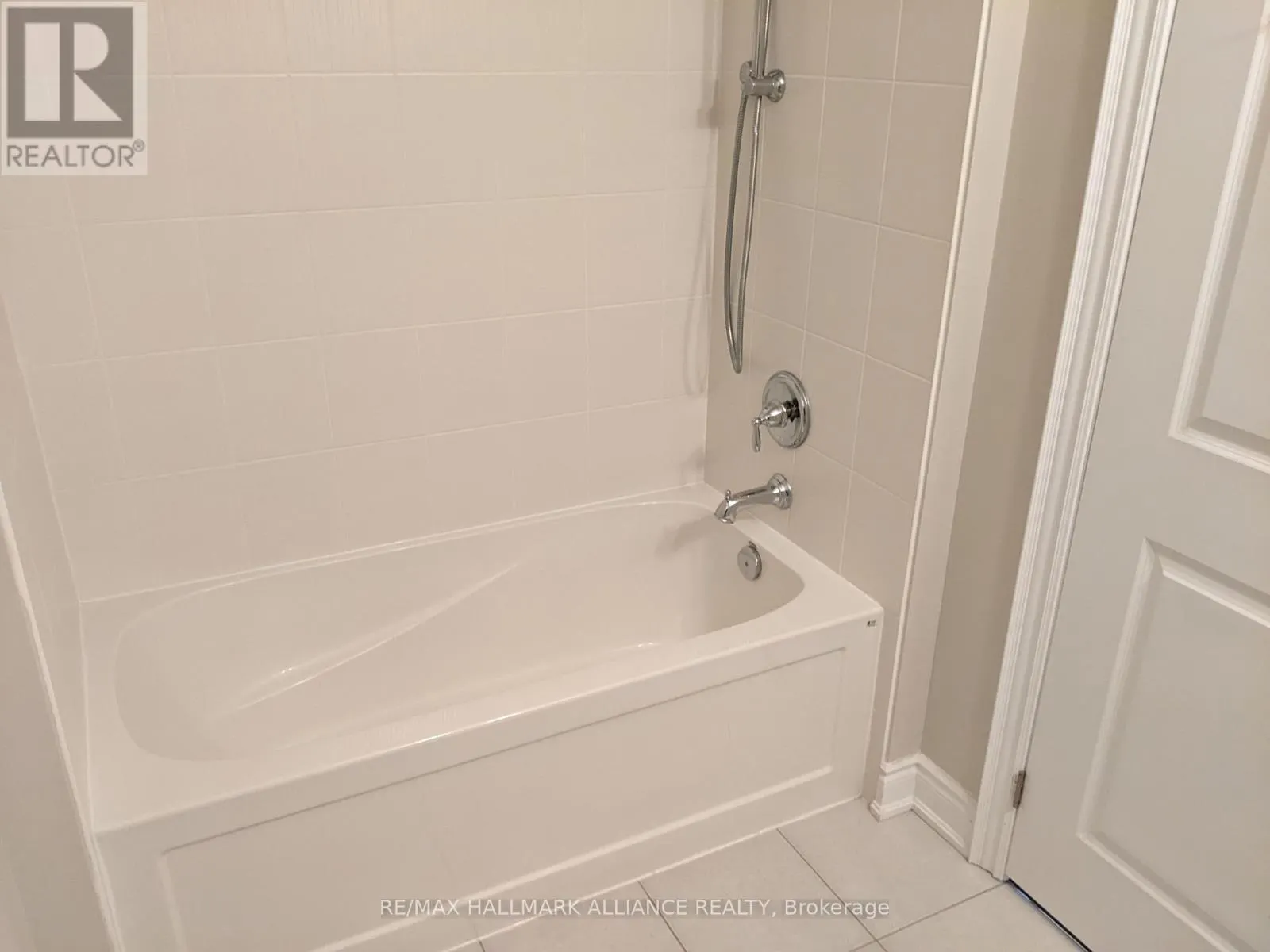 27 - 2184 TRAFALGAR ROAD