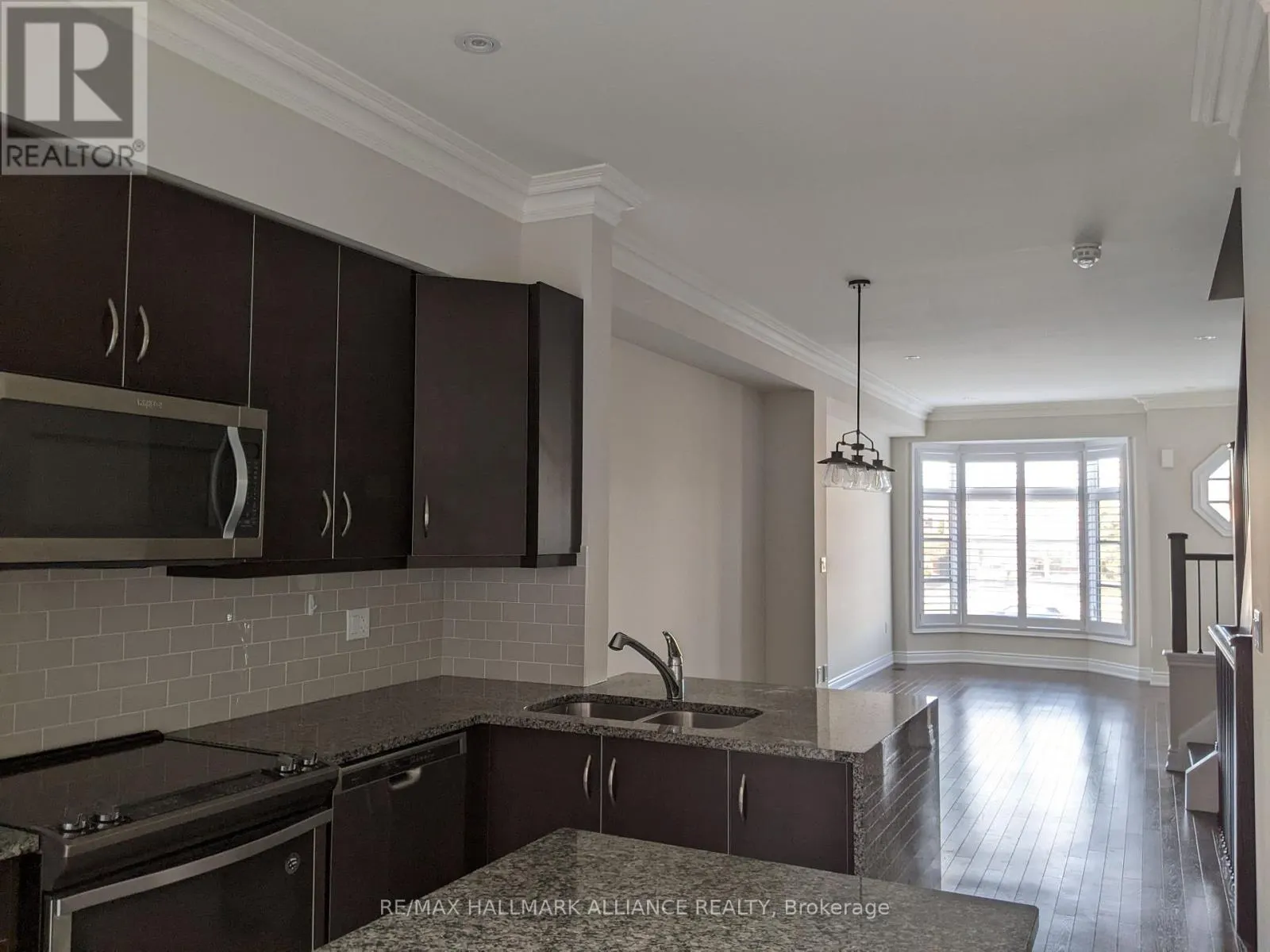 27 - 2184 TRAFALGAR ROAD