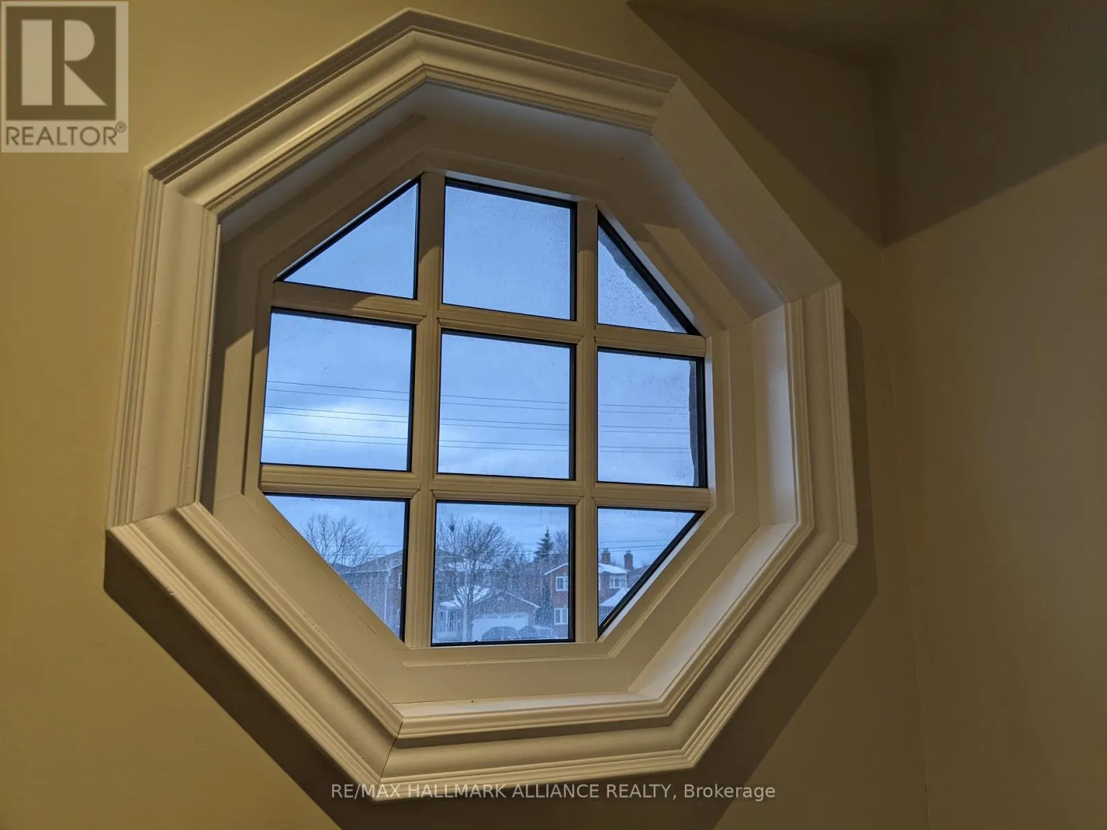 27 - 2184 TRAFALGAR ROAD