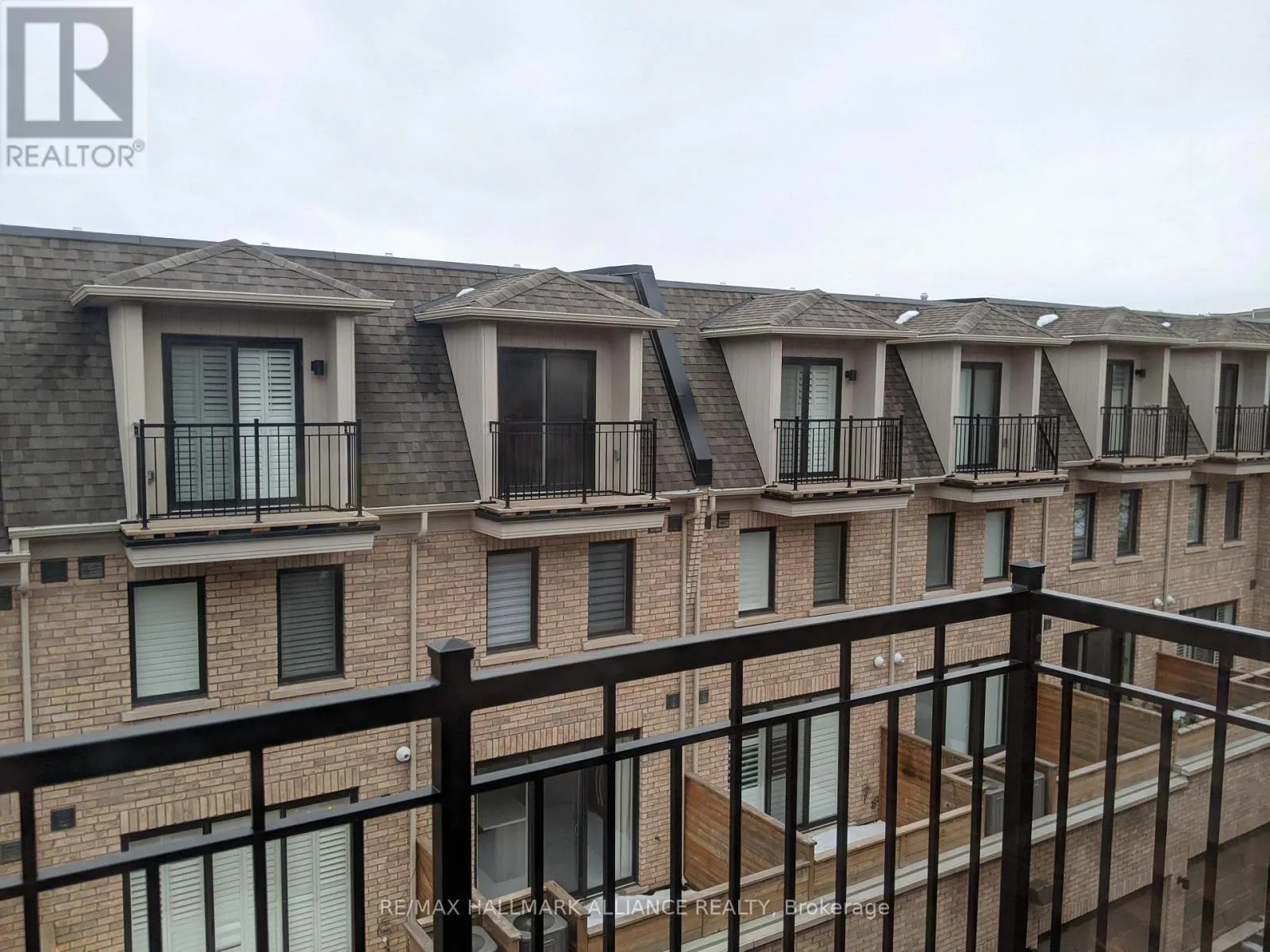 27 - 2184 TRAFALGAR ROAD