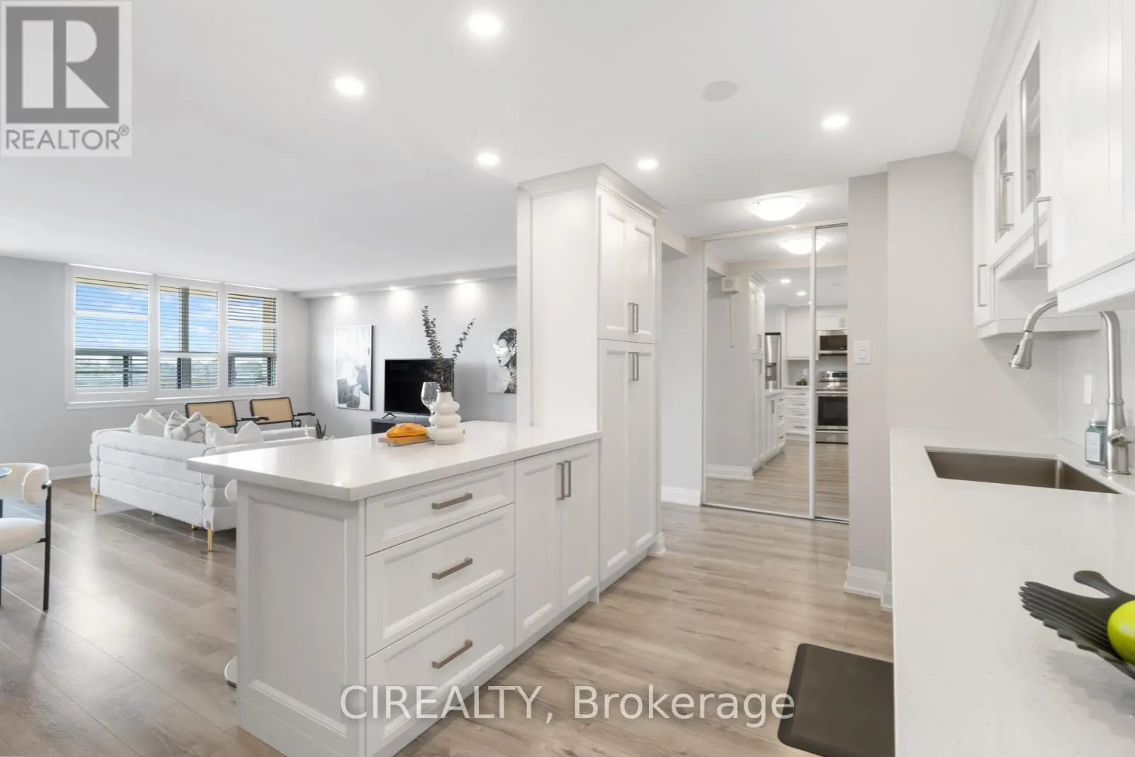 709 - 511 THE WEST MALL