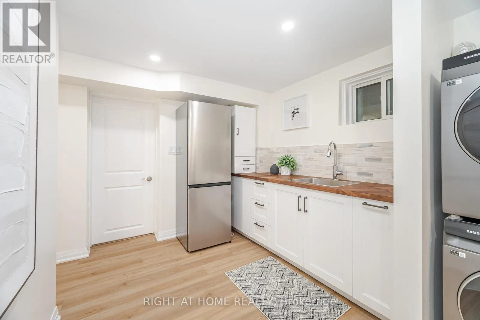 28 FORTY FIRST STREET