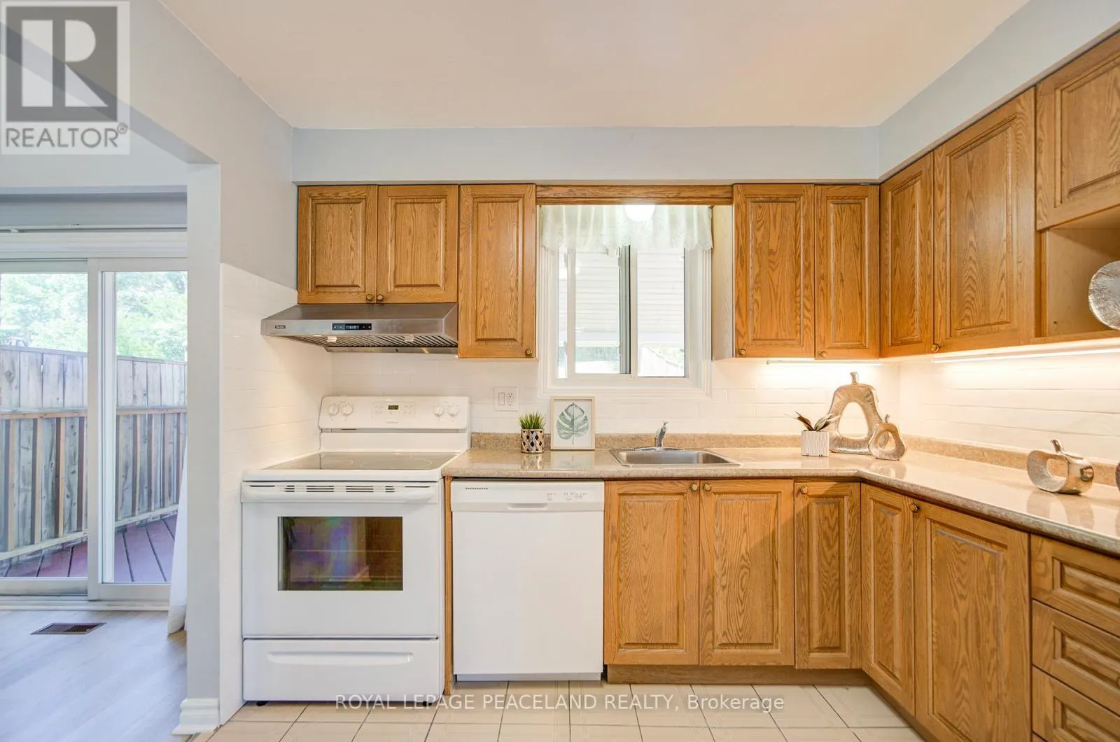 718 EAGLEMOUNT CRESCENT