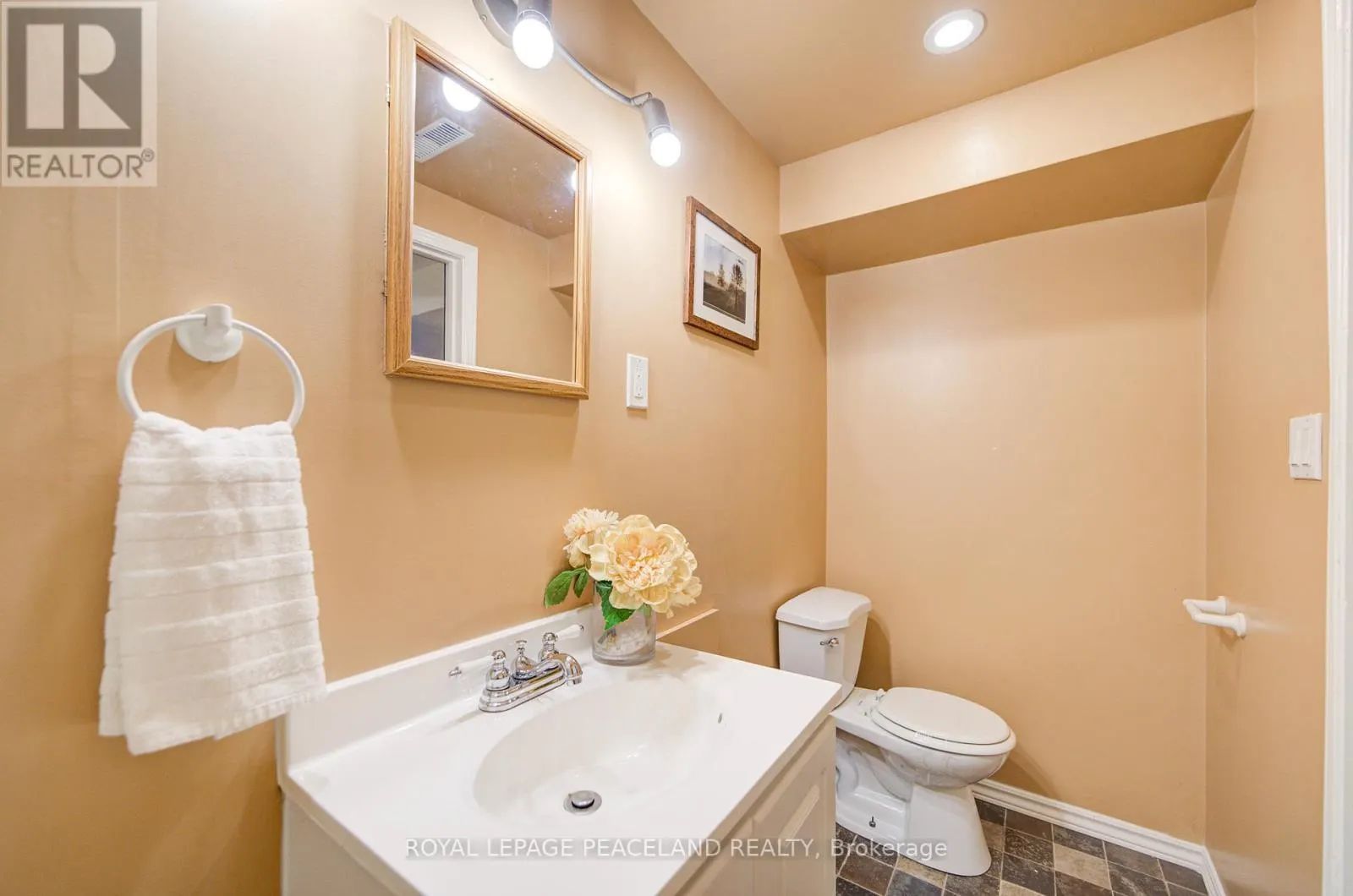 718 EAGLEMOUNT CRESCENT