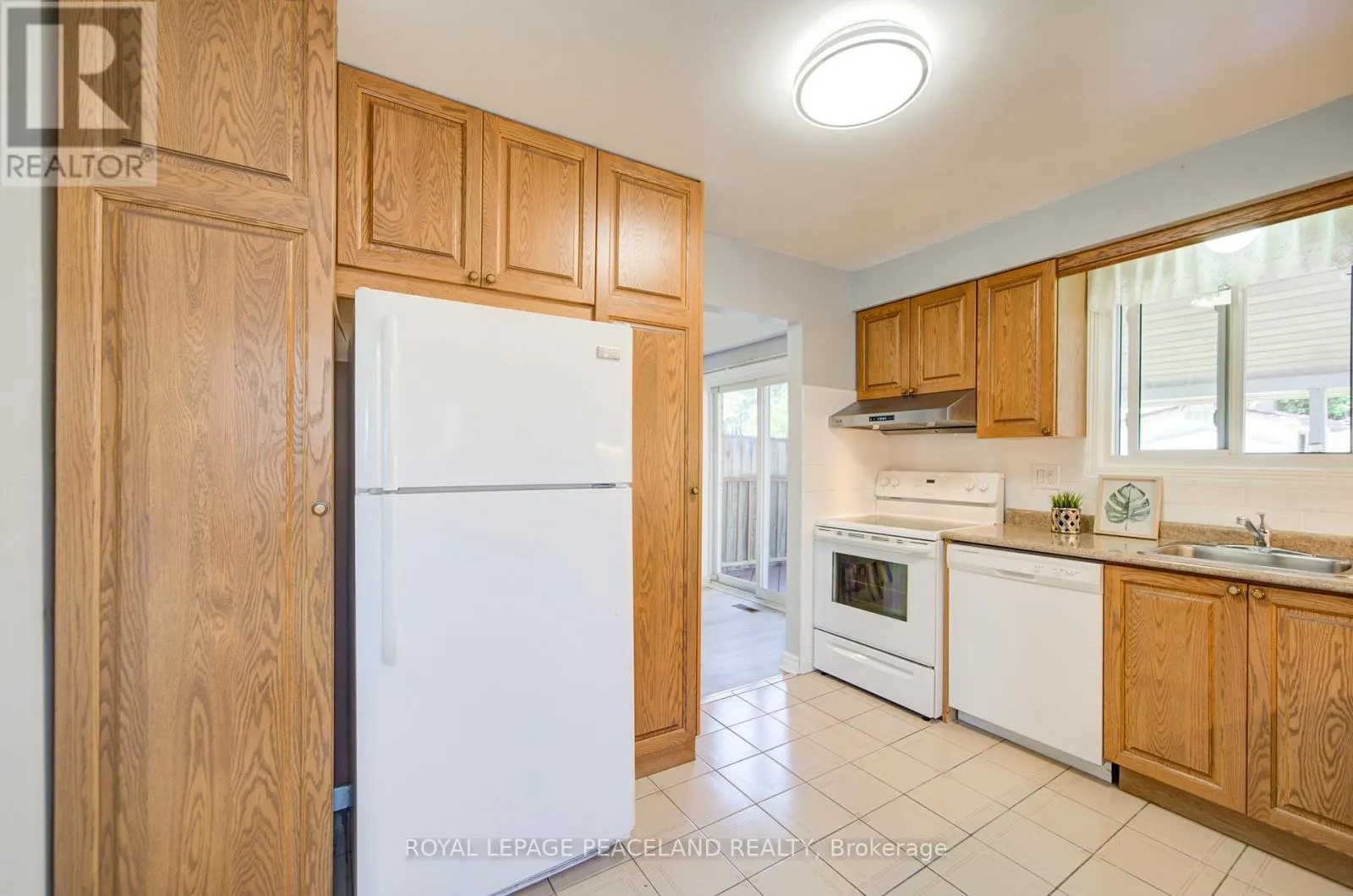 718 EAGLEMOUNT CRESCENT