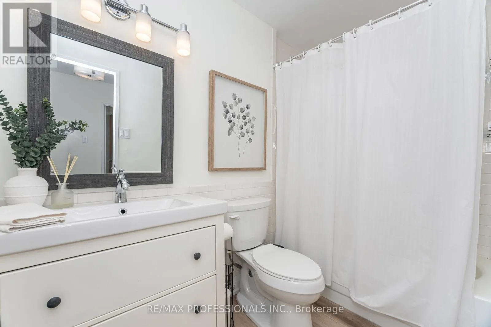 326B - 364 THE EAST MALL