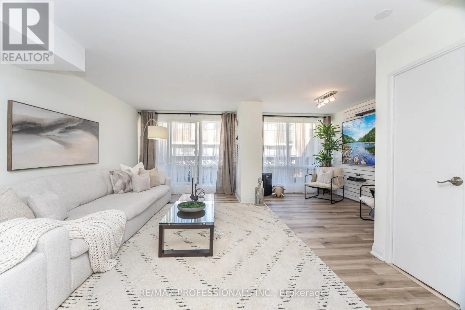 326B - 364 THE EAST MALL