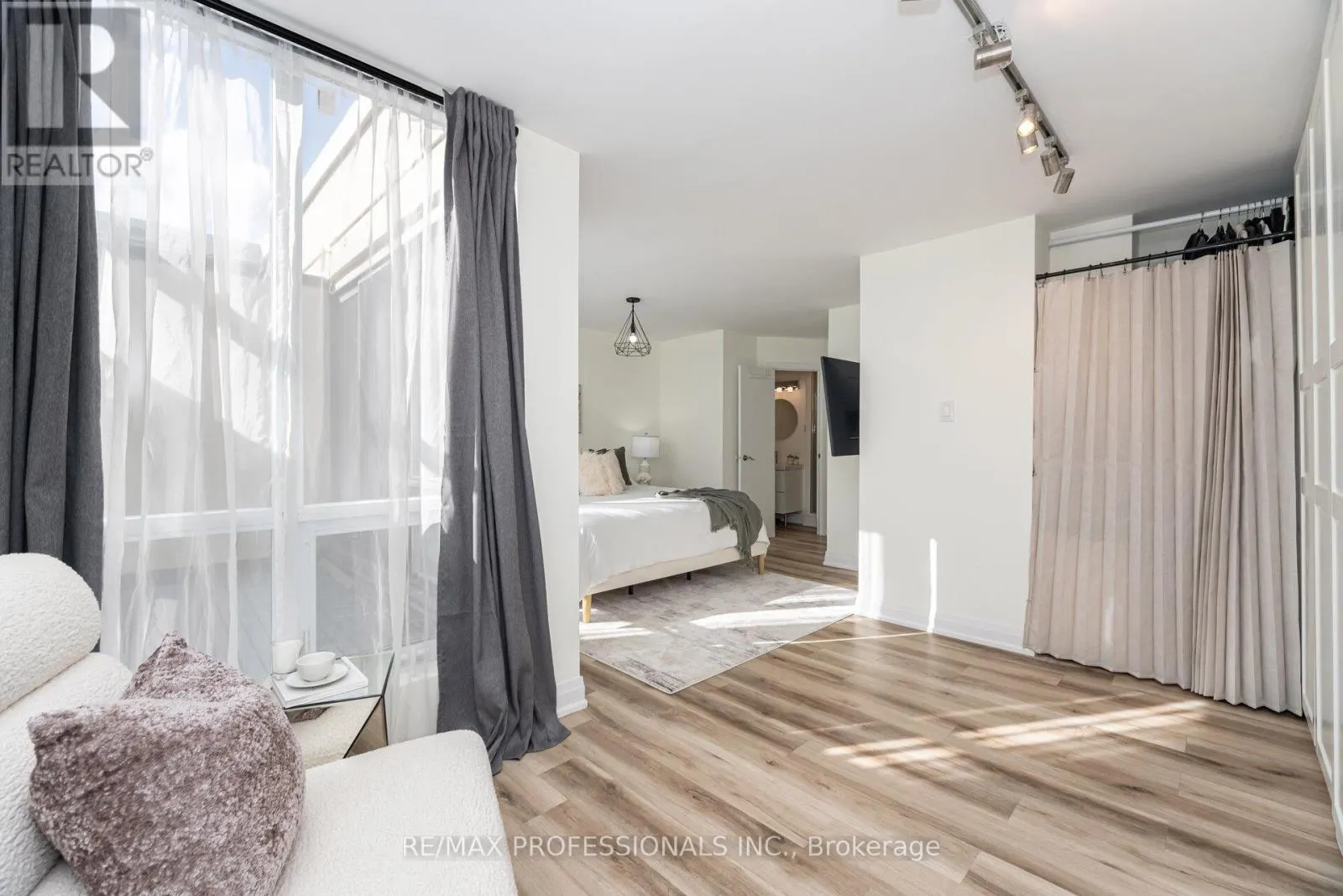 326B - 364 THE EAST MALL