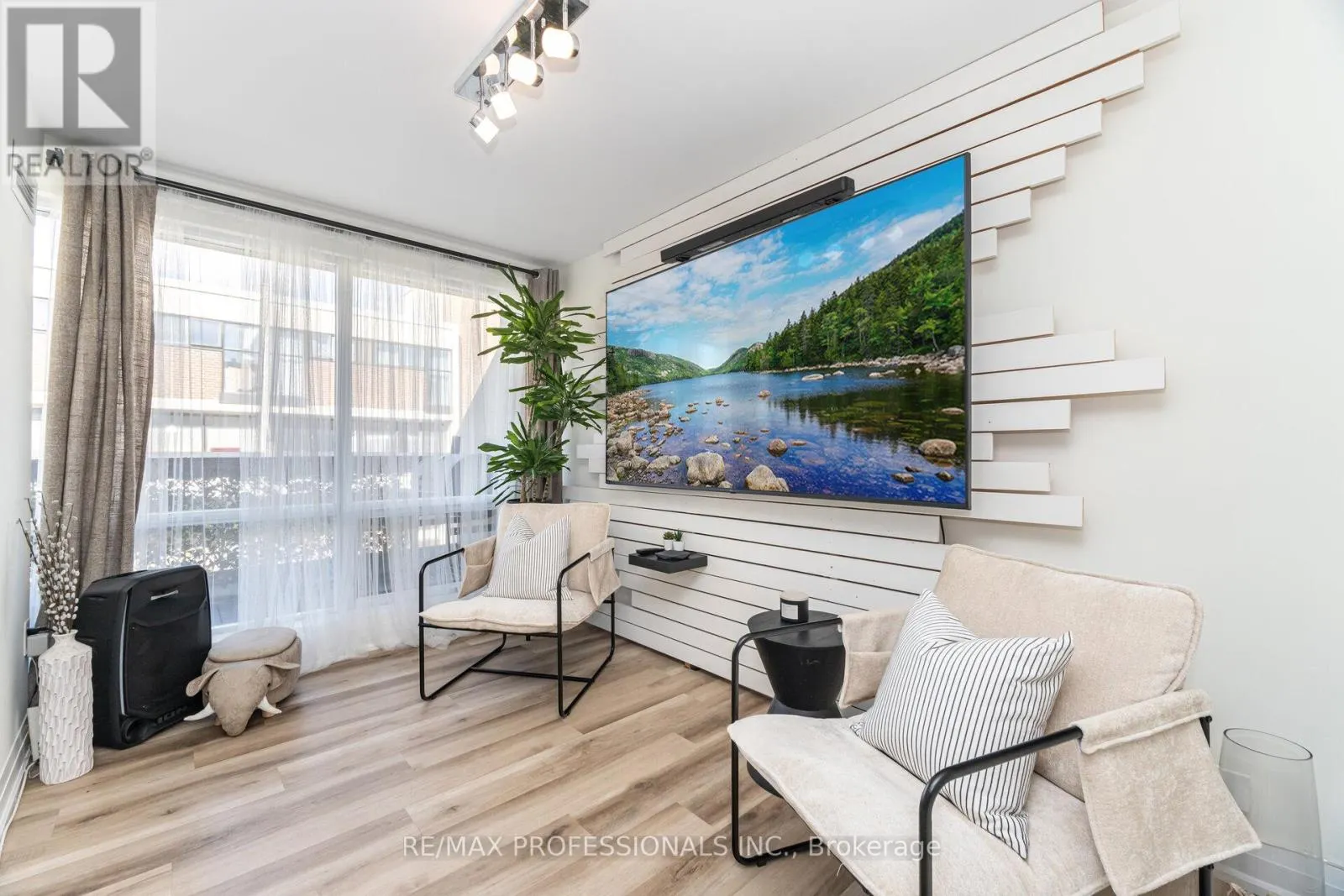 326B - 364 THE EAST MALL