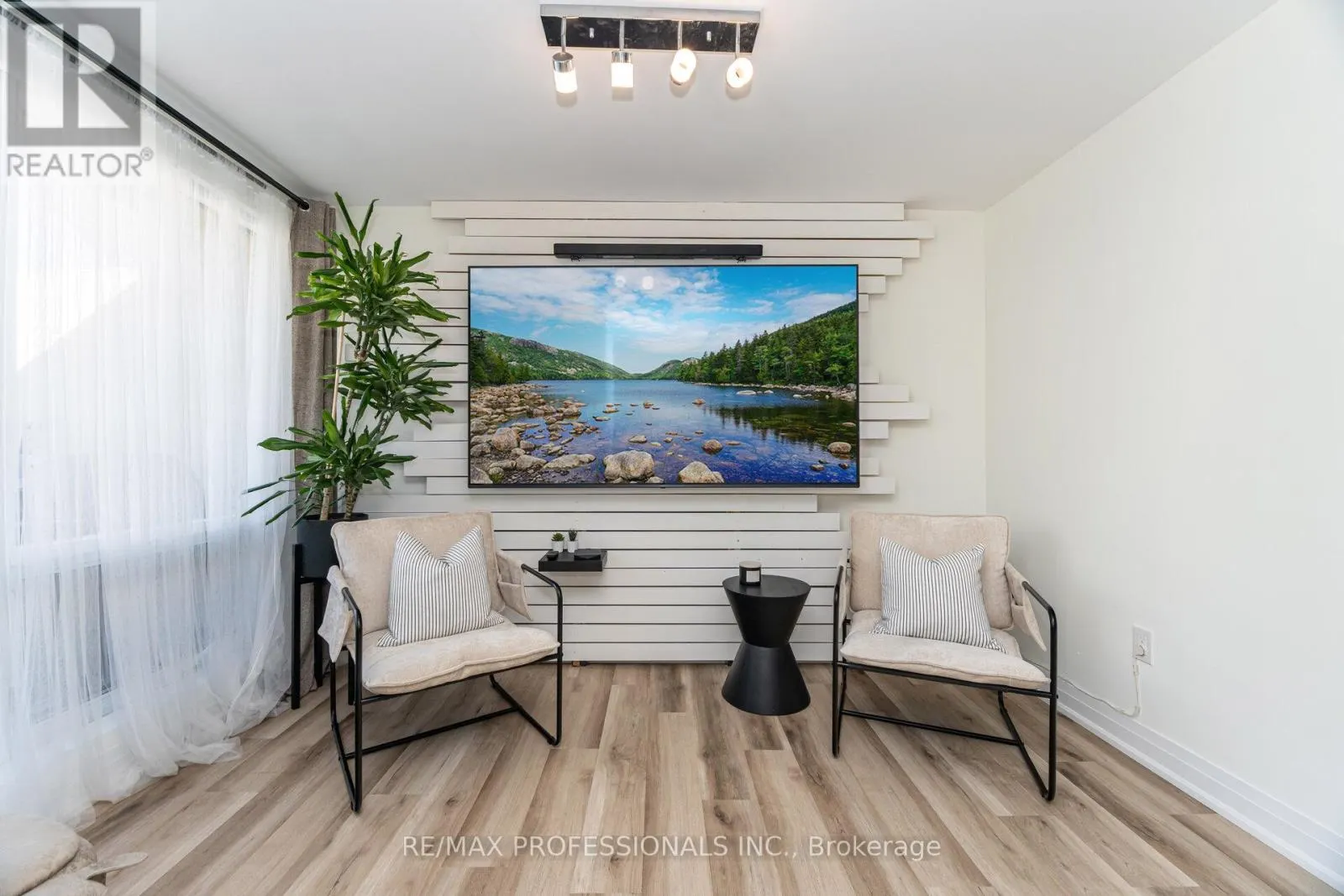 326B - 364 THE EAST MALL