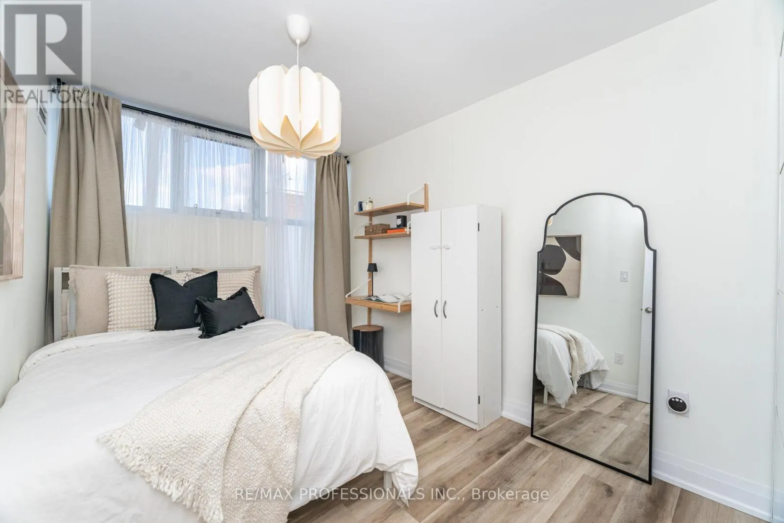 326B - 364 THE EAST MALL