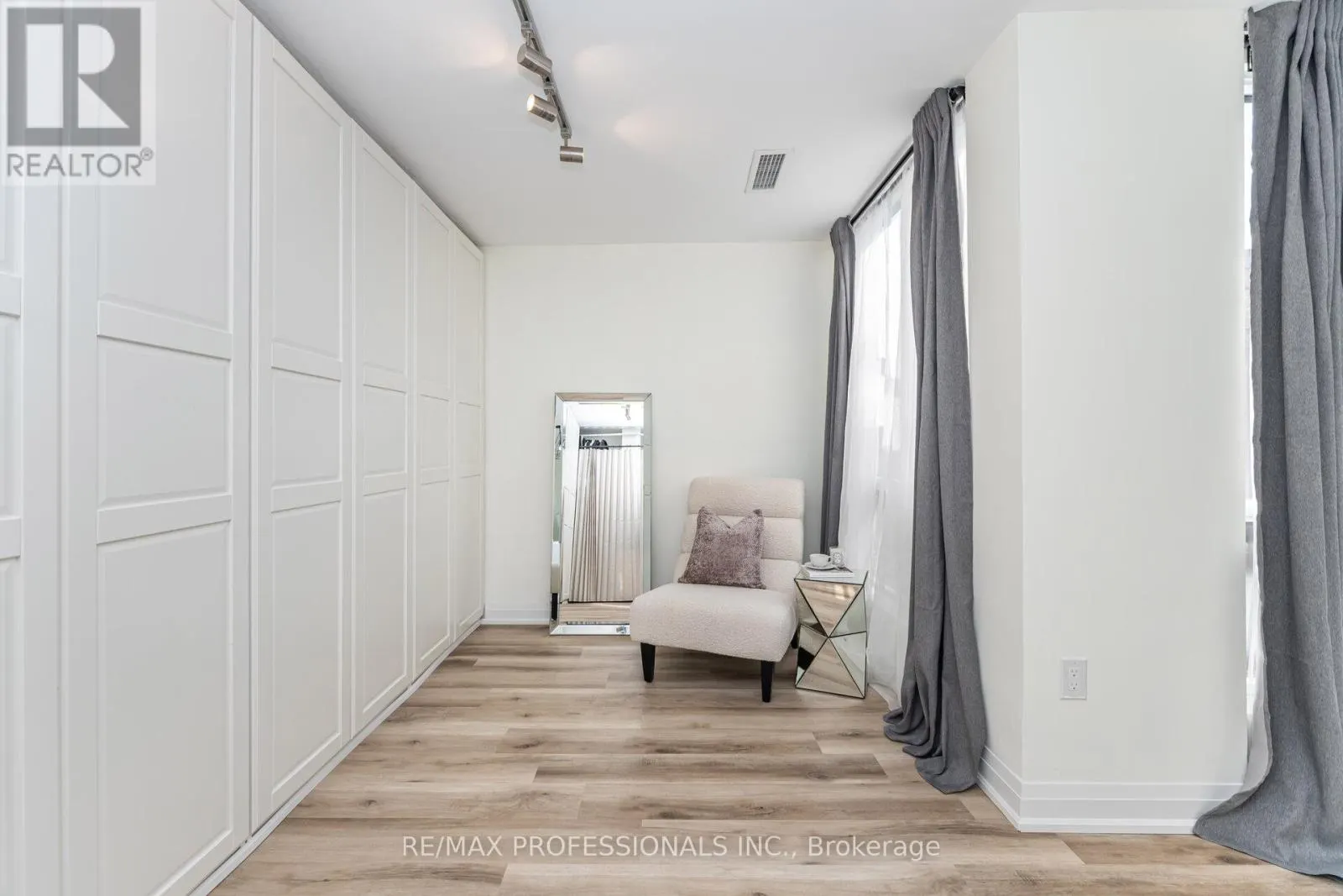 326B - 364 THE EAST MALL