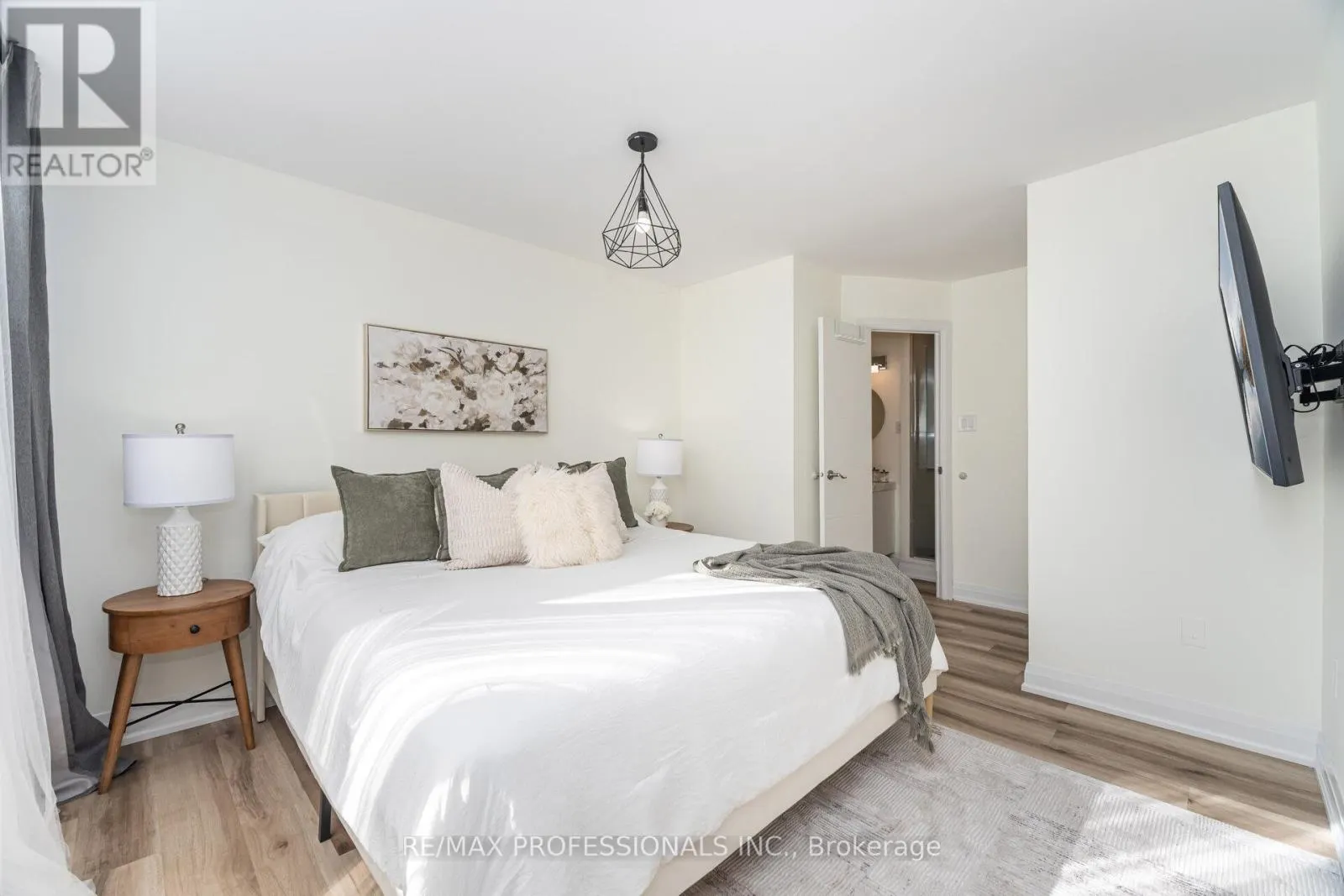 326B - 364 THE EAST MALL