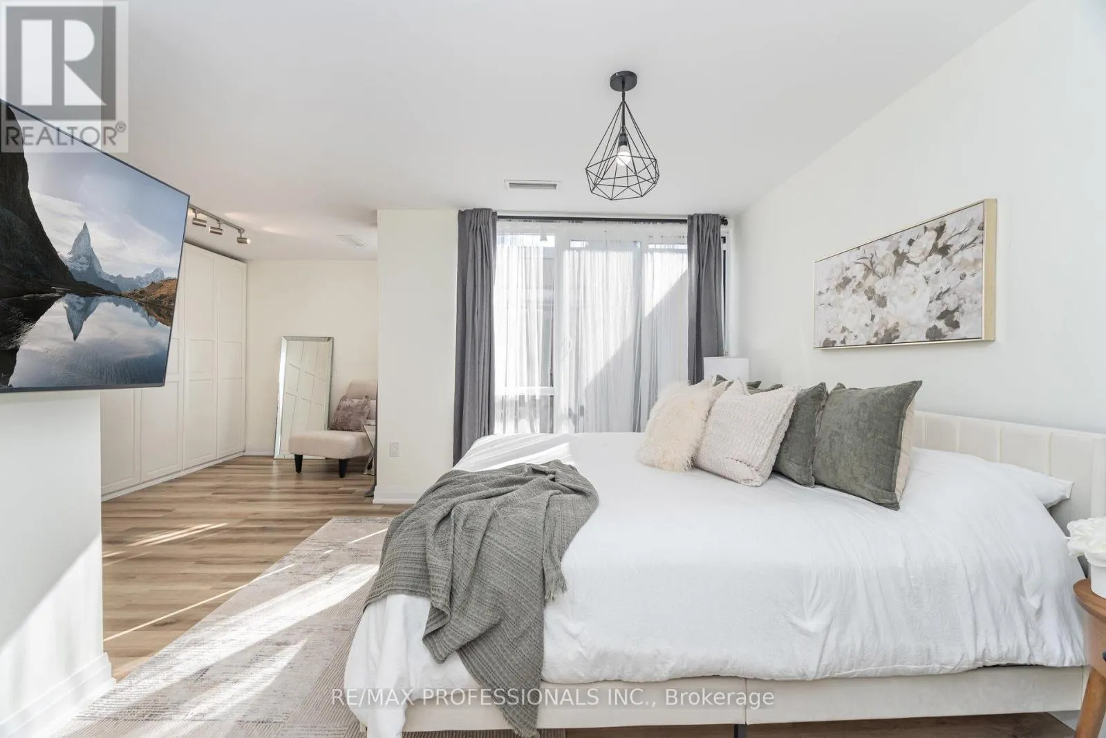 326B - 364 THE EAST MALL