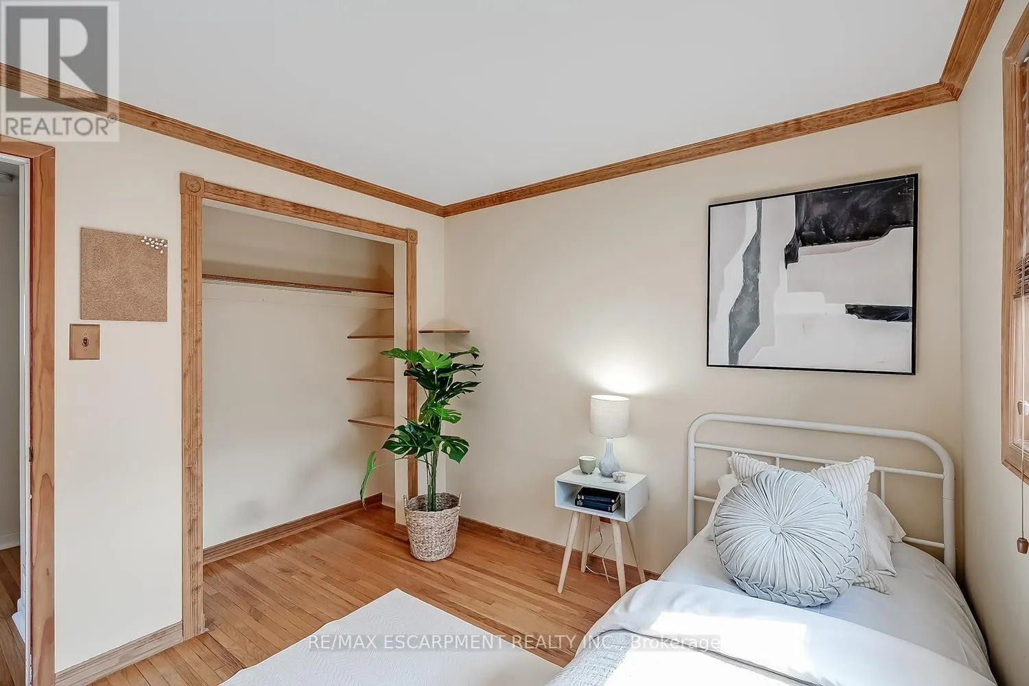 652 ARDLEIGH CRESCENT