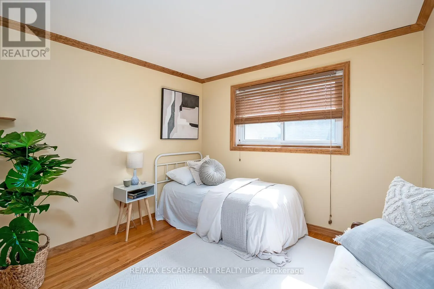 652 ARDLEIGH CRESCENT