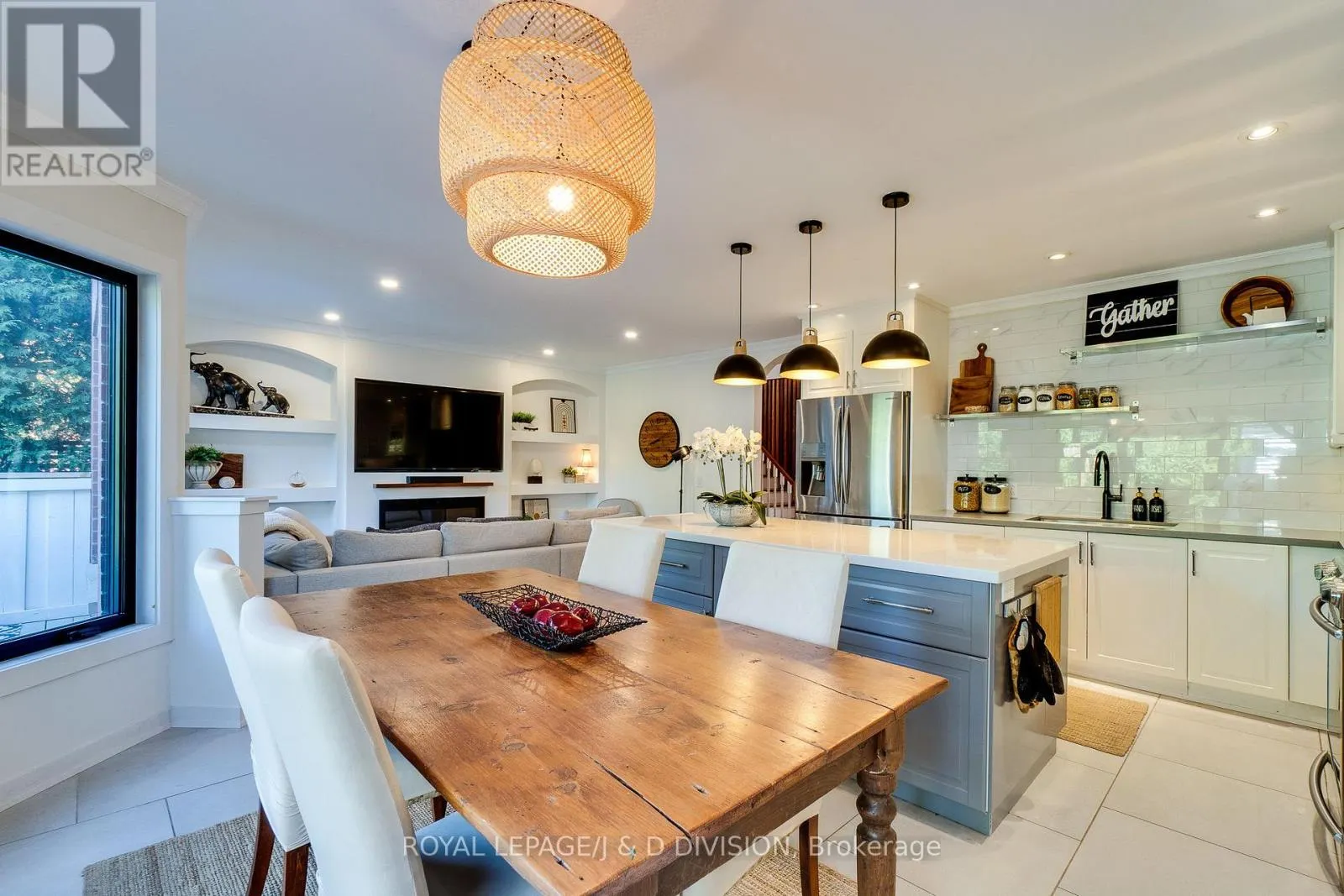 2448 CAPILANO CRESCENT