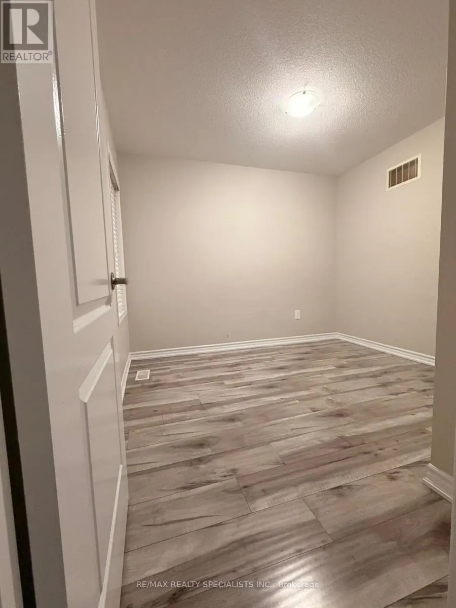 98 BENHURST CRESCENT