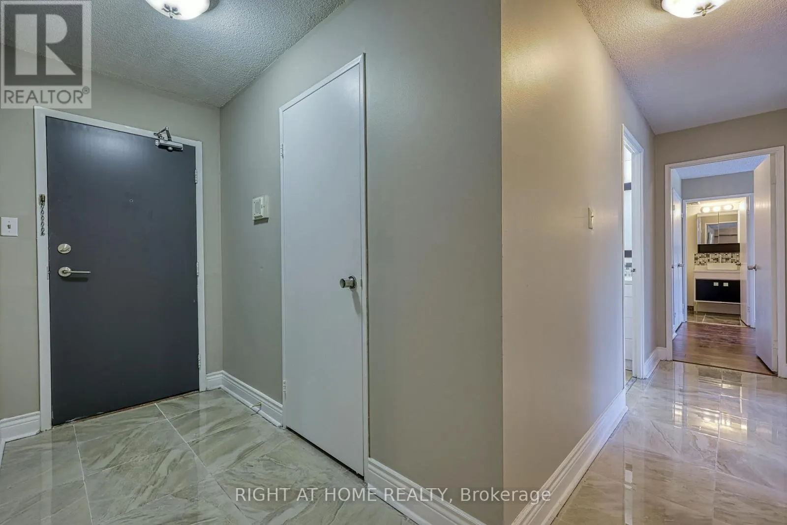 205 - 1580 MISSISSAUGA VALLEY