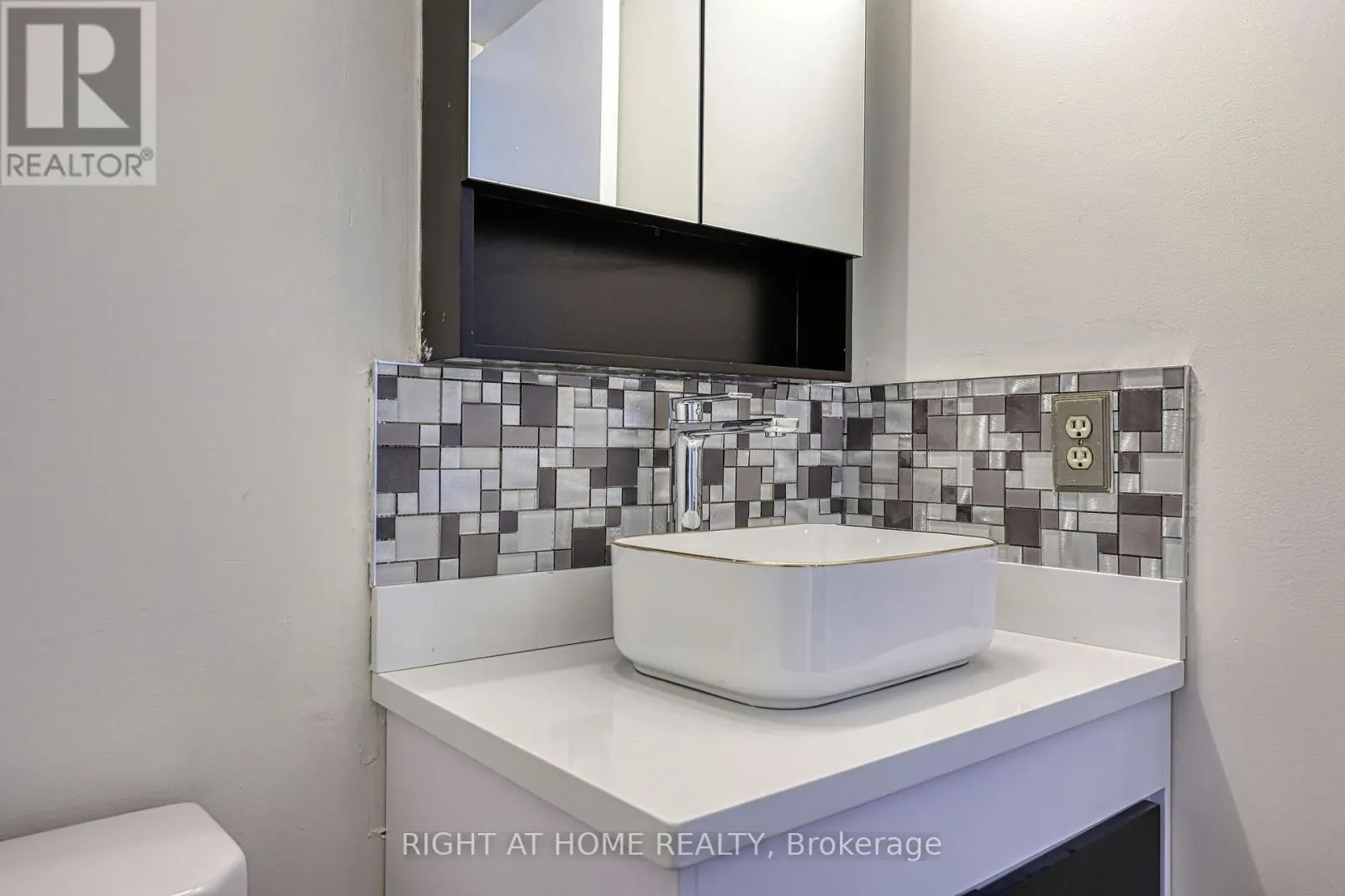 205 - 1580 MISSISSAUGA VALLEY