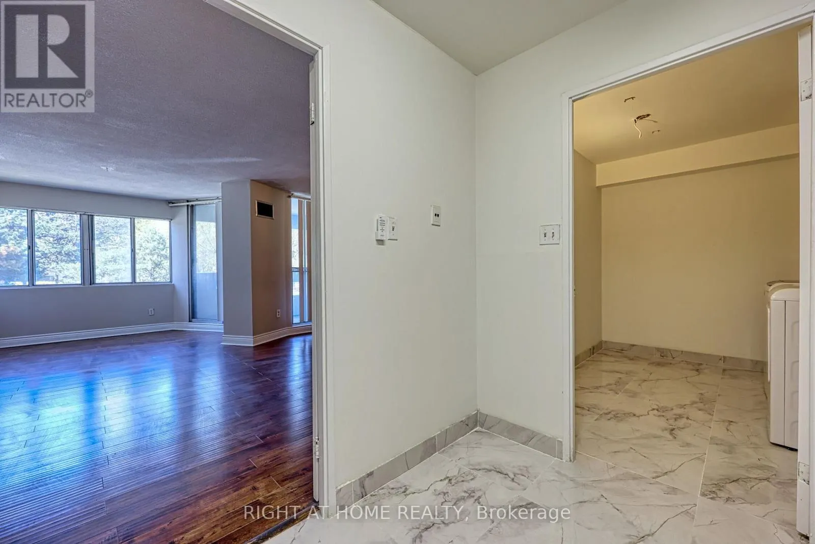 205 - 1580 MISSISSAUGA VALLEY