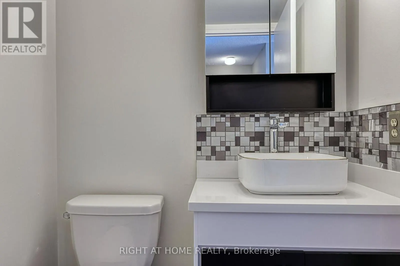 205 - 1580 MISSISSAUGA VALLEY