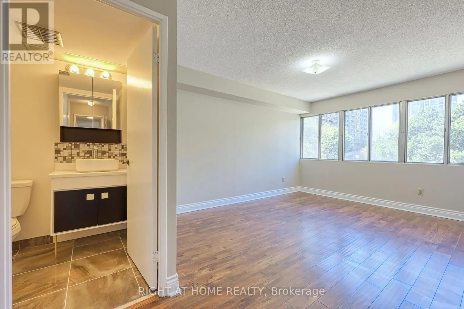 205 - 1580 MISSISSAUGA VALLEY