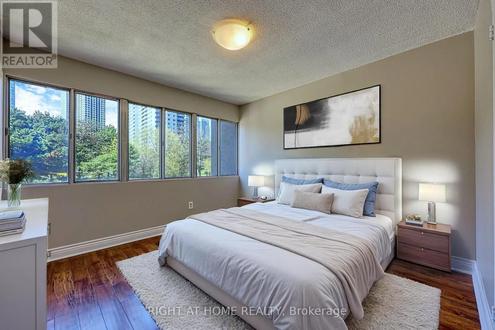 205 - 1580 MISSISSAUGA VALLEY