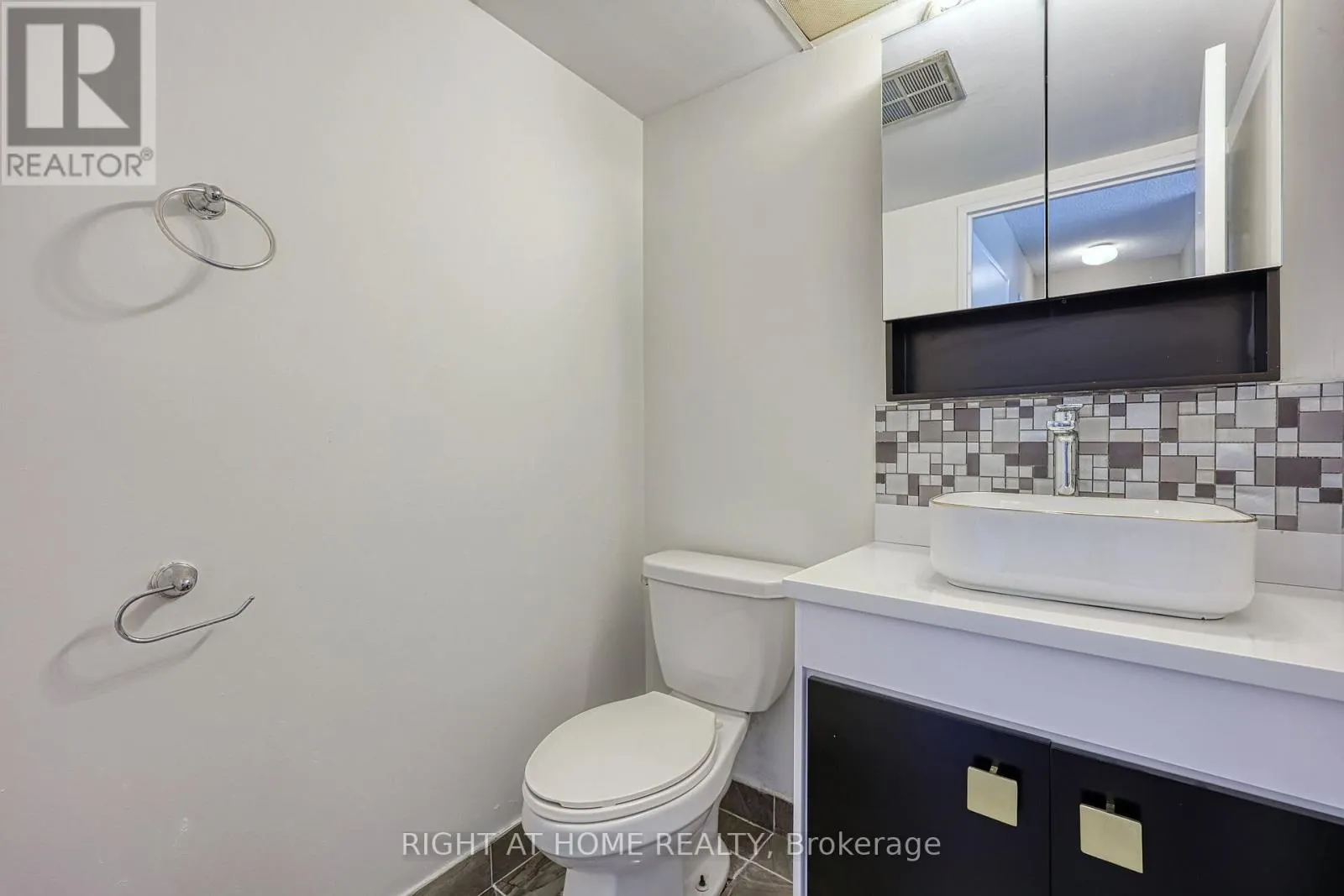 205 - 1580 MISSISSAUGA VALLEY