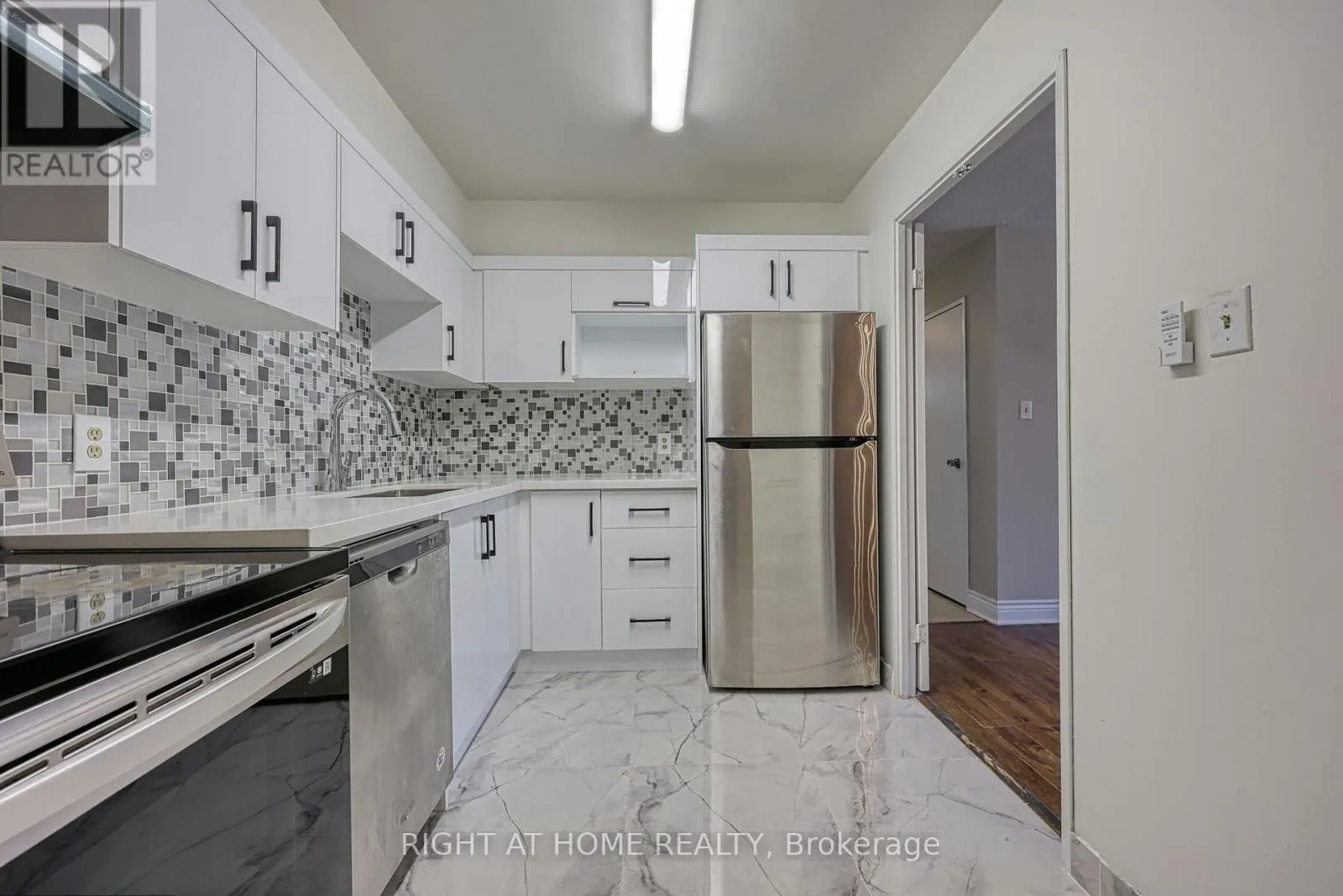 205 - 1580 MISSISSAUGA VALLEY