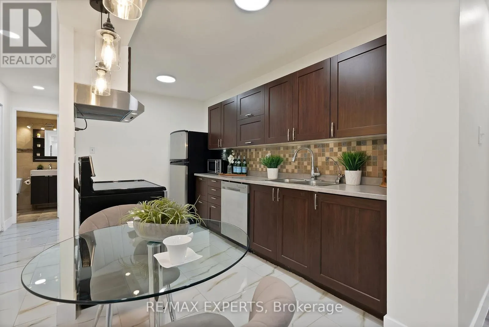 1013 - 390 DIXON ROAD