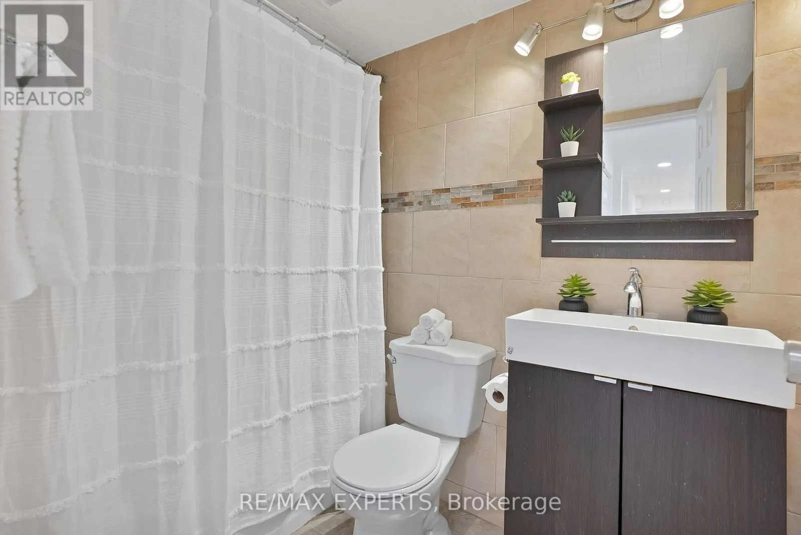 1013 - 390 DIXON ROAD