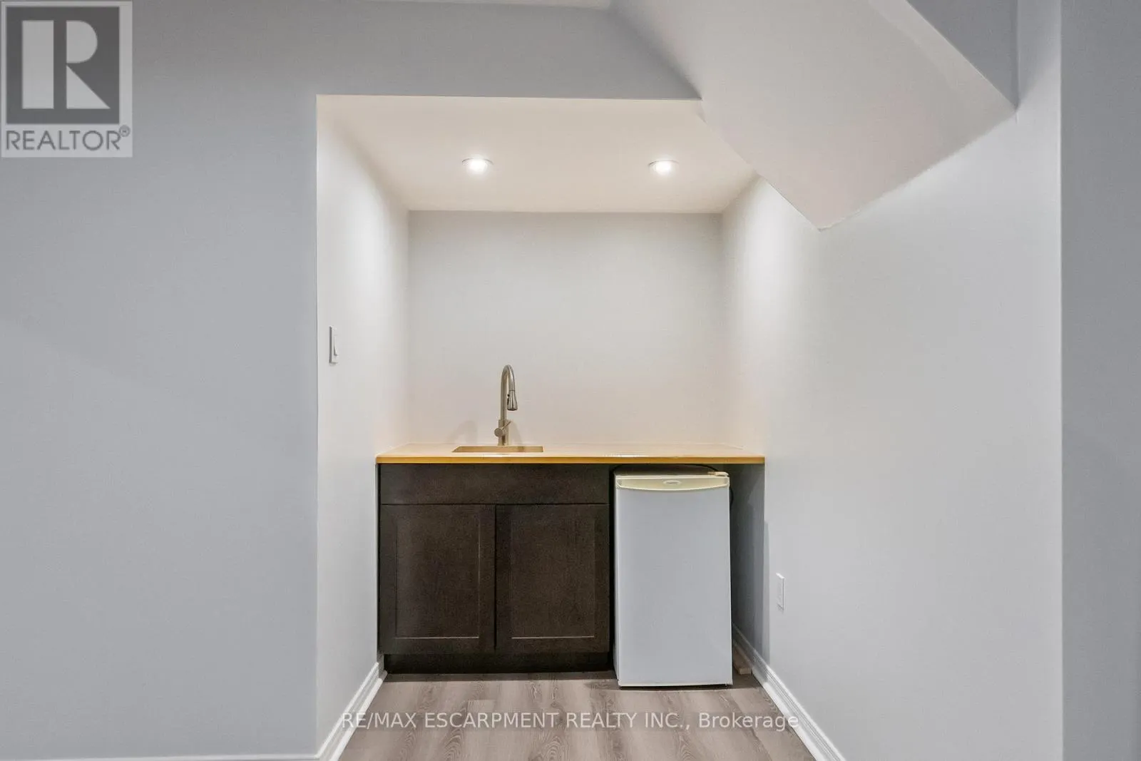 2421 SUSQUEHANNA COURT