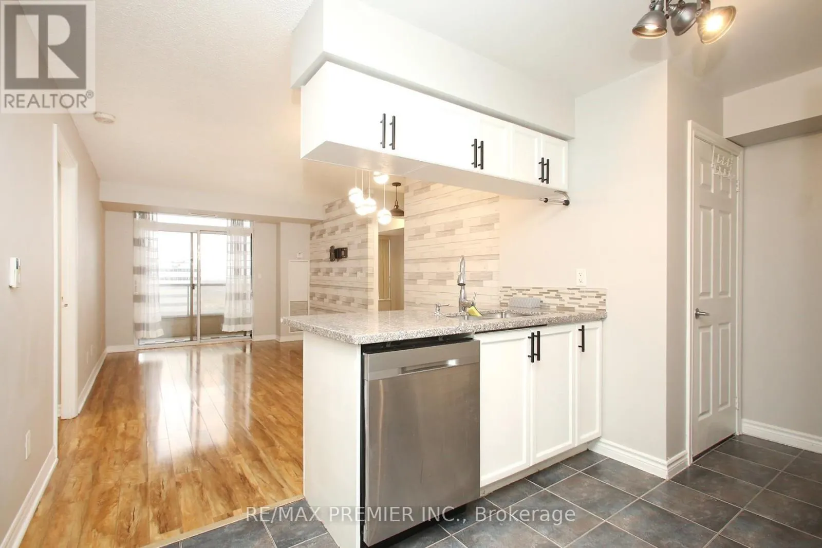 1422 - 3888 DUKE OF YORK BOULEVARD