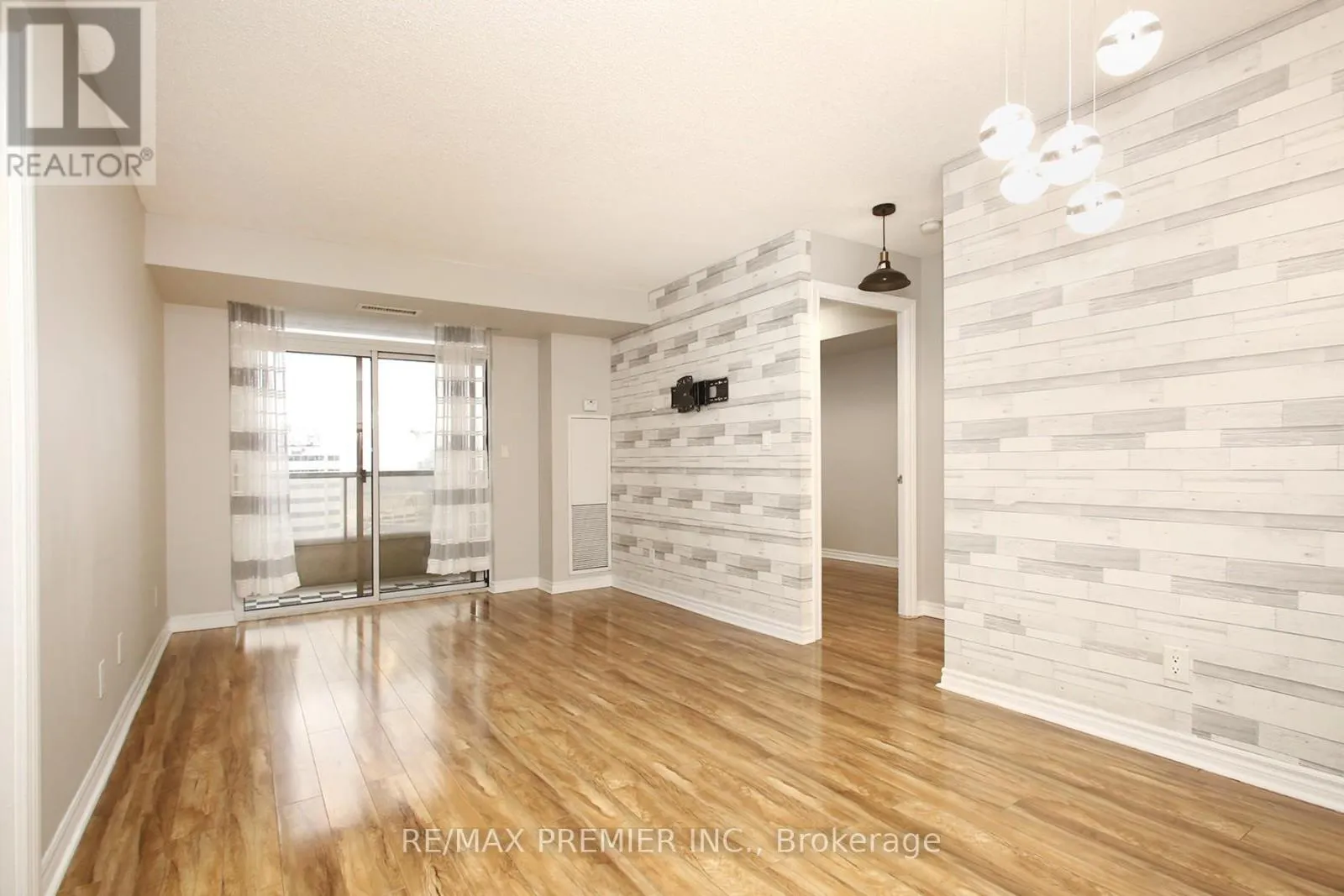 1422 - 3888 DUKE OF YORK BOULEVARD