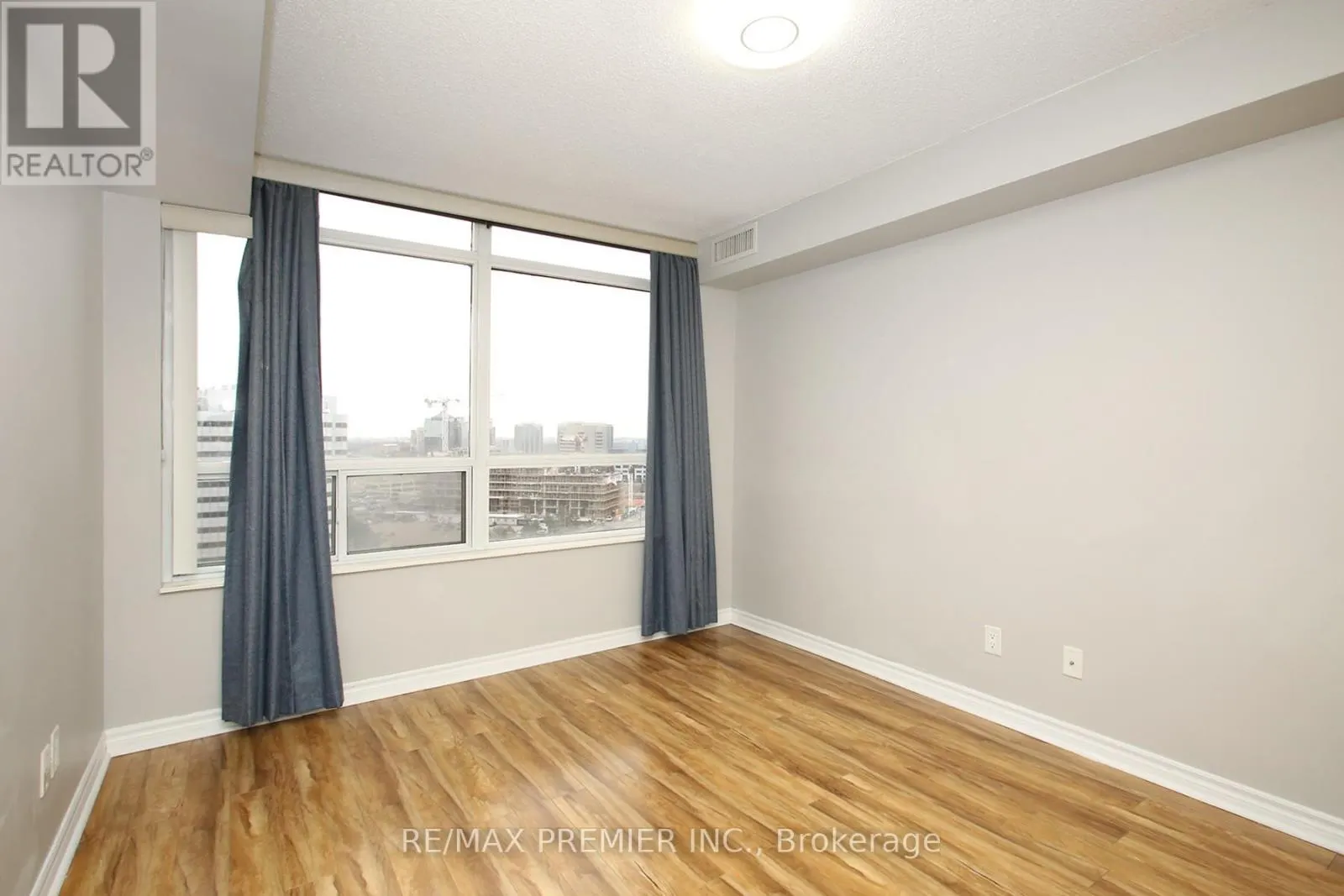 1422 - 3888 DUKE OF YORK BOULEVARD