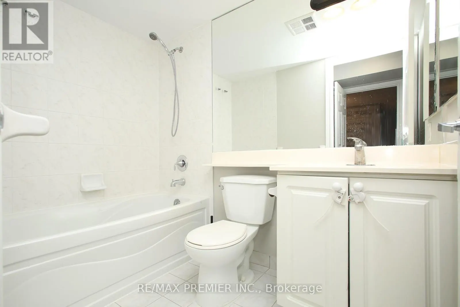 1422 - 3888 DUKE OF YORK BOULEVARD