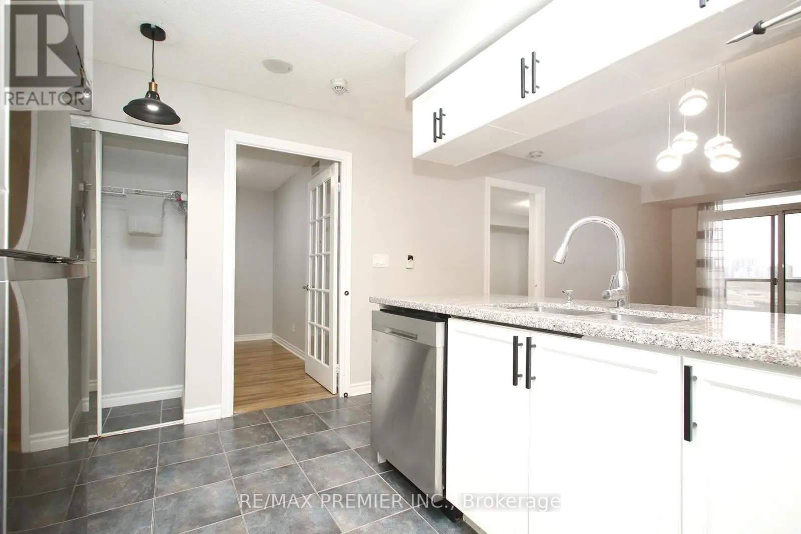 1422 - 3888 DUKE OF YORK BOULEVARD