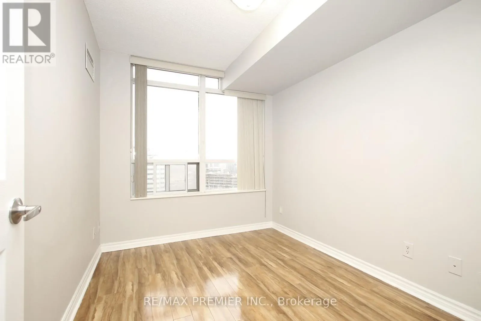 1422 - 3888 DUKE OF YORK BOULEVARD