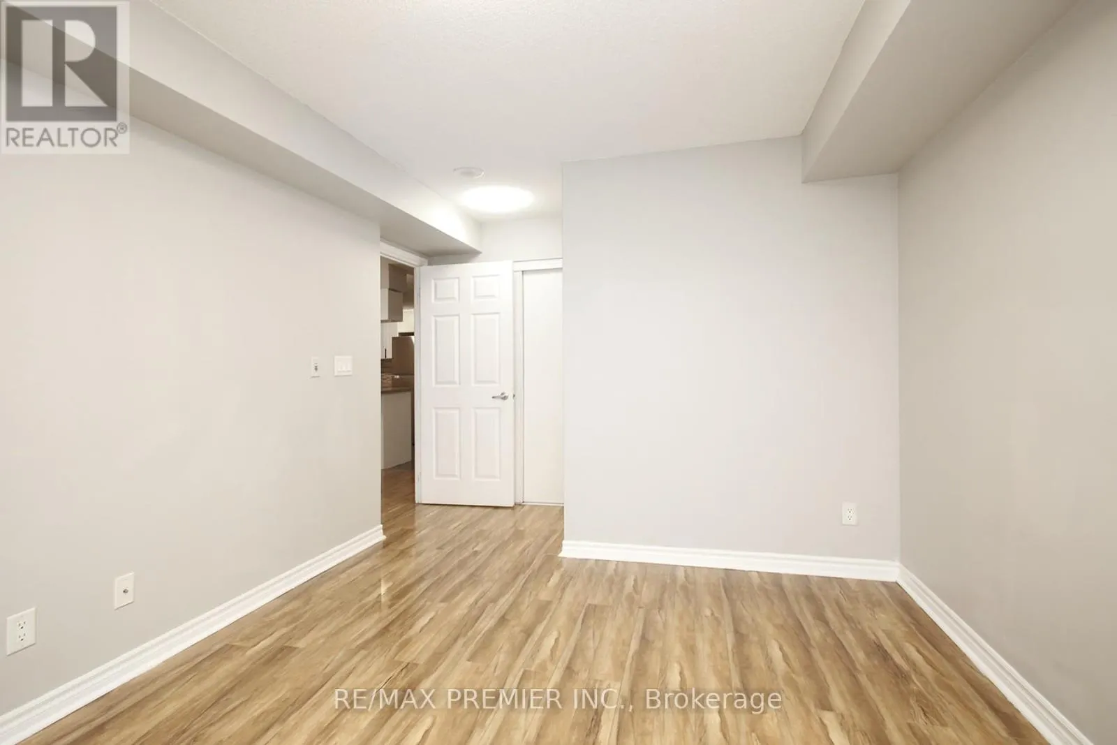 1422 - 3888 DUKE OF YORK BOULEVARD