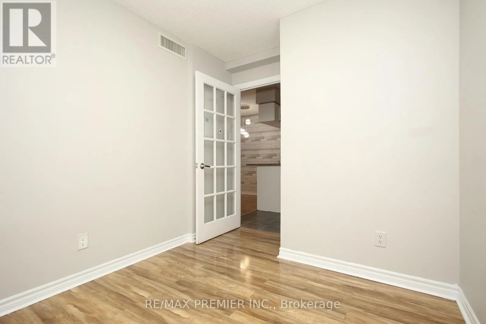 1422 - 3888 DUKE OF YORK BOULEVARD