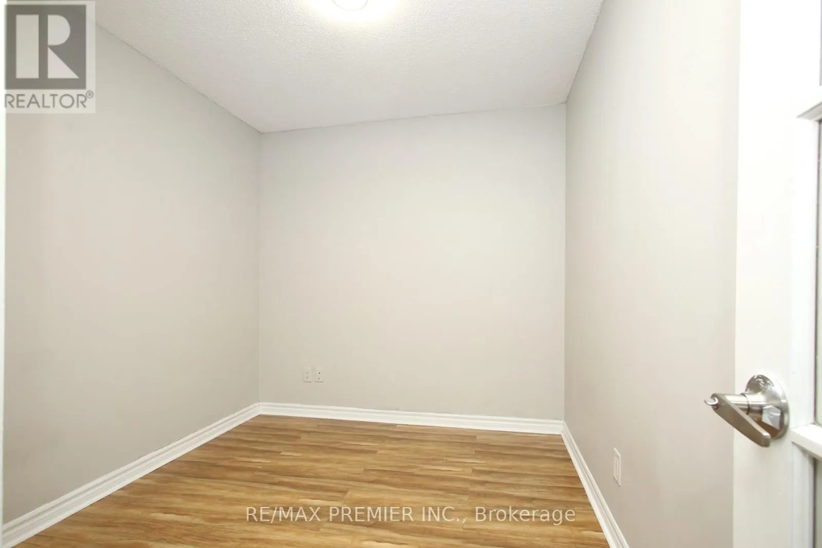 1422 - 3888 DUKE OF YORK BOULEVARD