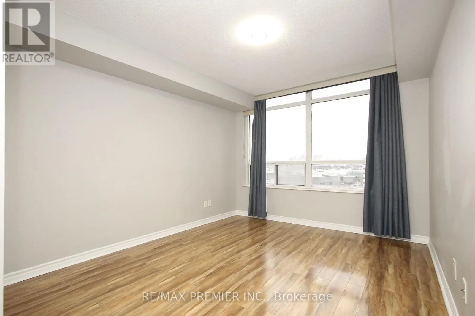 1422 - 3888 DUKE OF YORK BOULEVARD