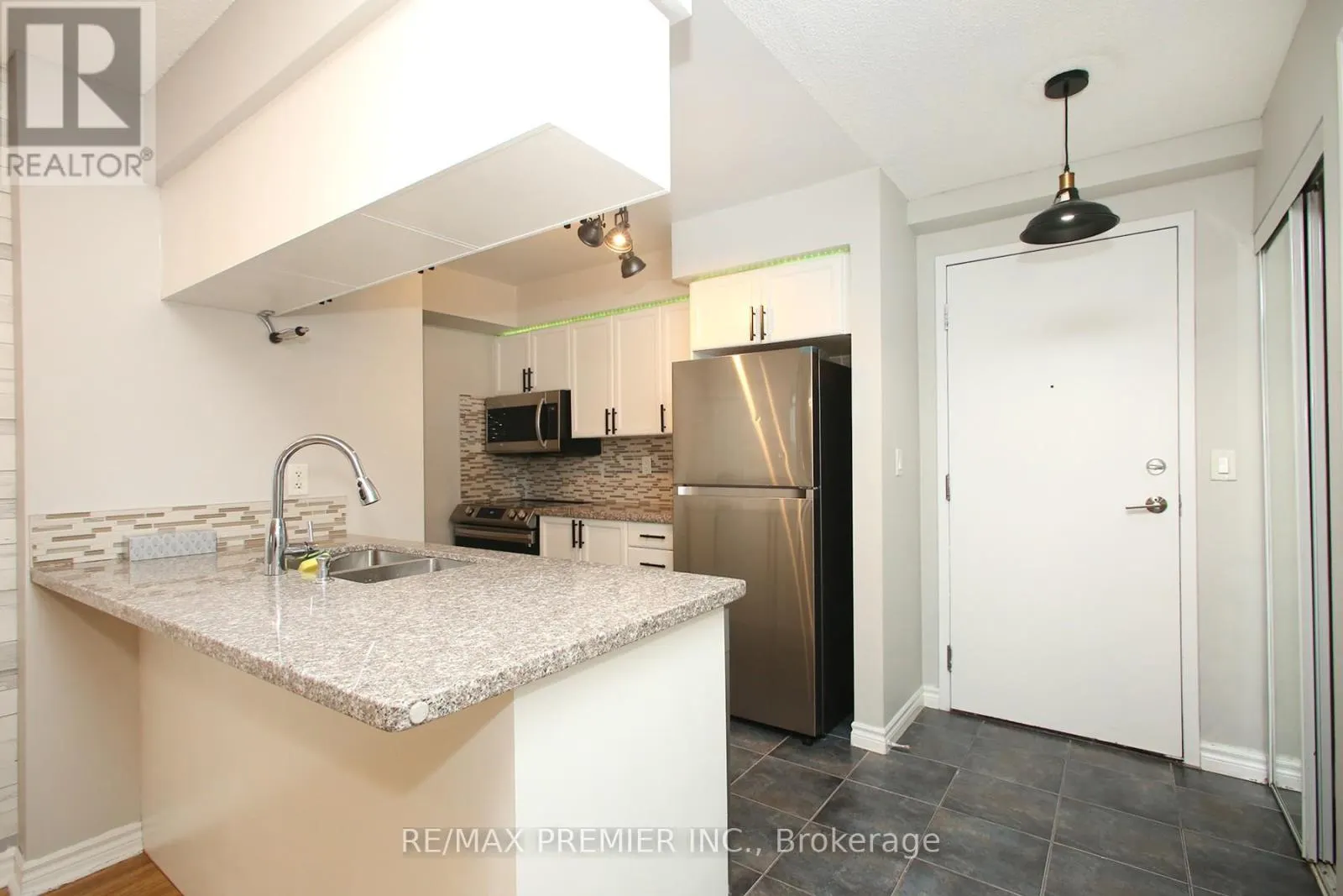 1422 - 3888 DUKE OF YORK BOULEVARD