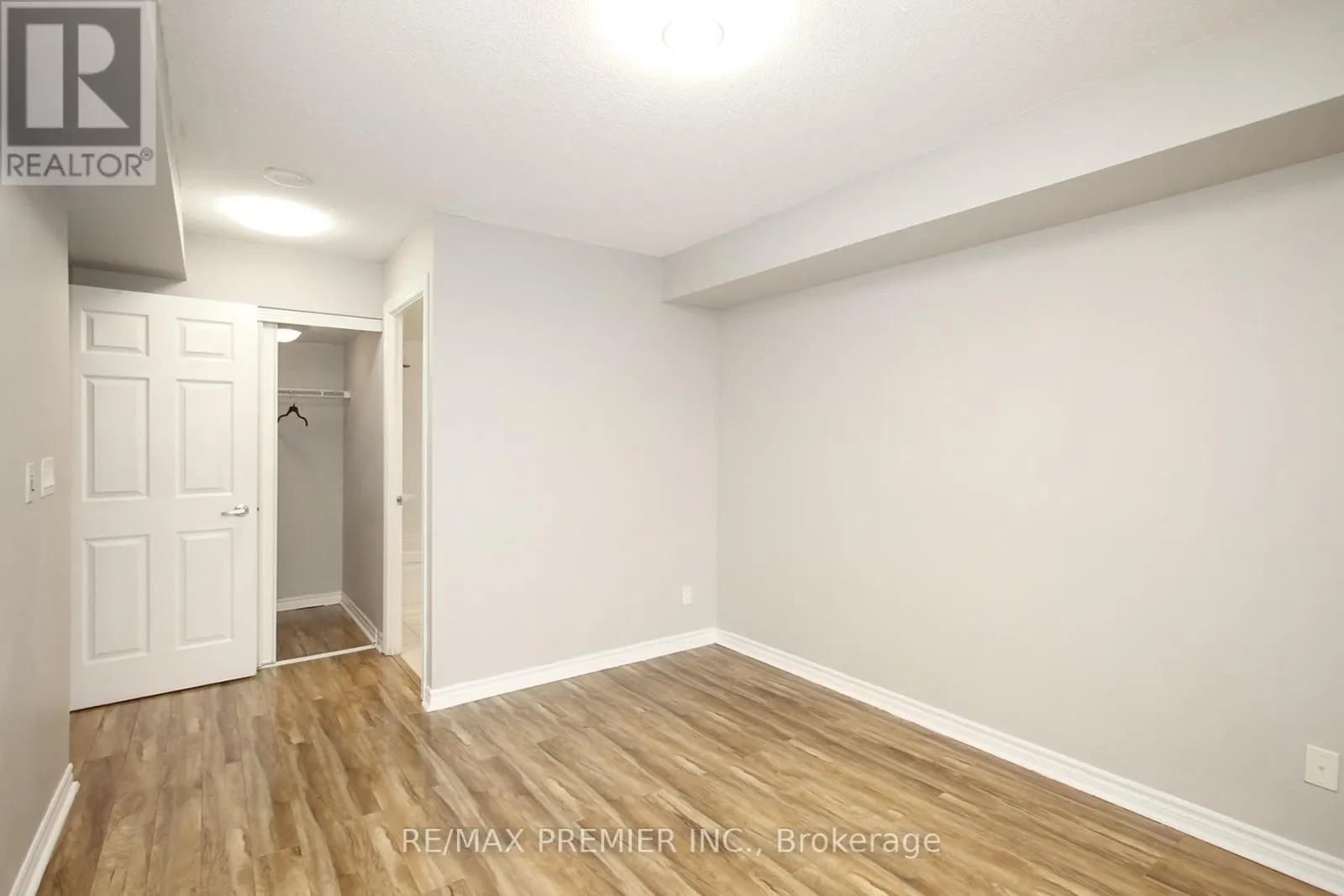 1422 - 3888 DUKE OF YORK BOULEVARD