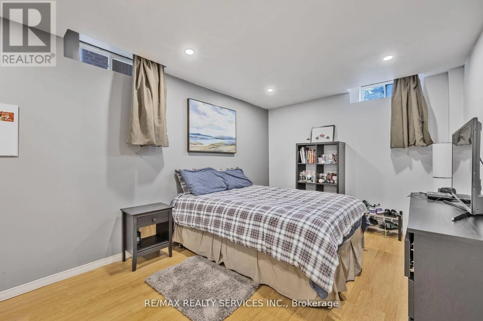 24 ROYAL VALLEY DRIVE