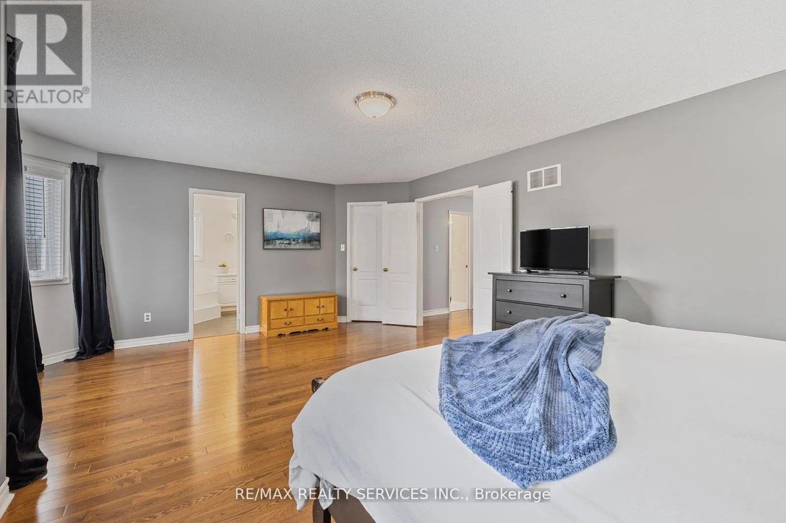 24 ROYAL VALLEY DRIVE